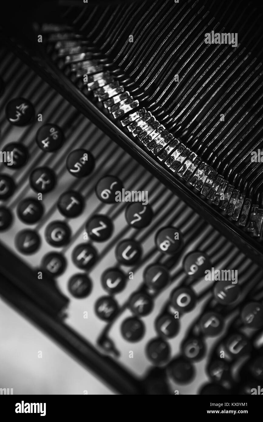 Vieille machine à écrire manuelle, clavier haut voir photo avec soft focus sélectif Banque D'Images
