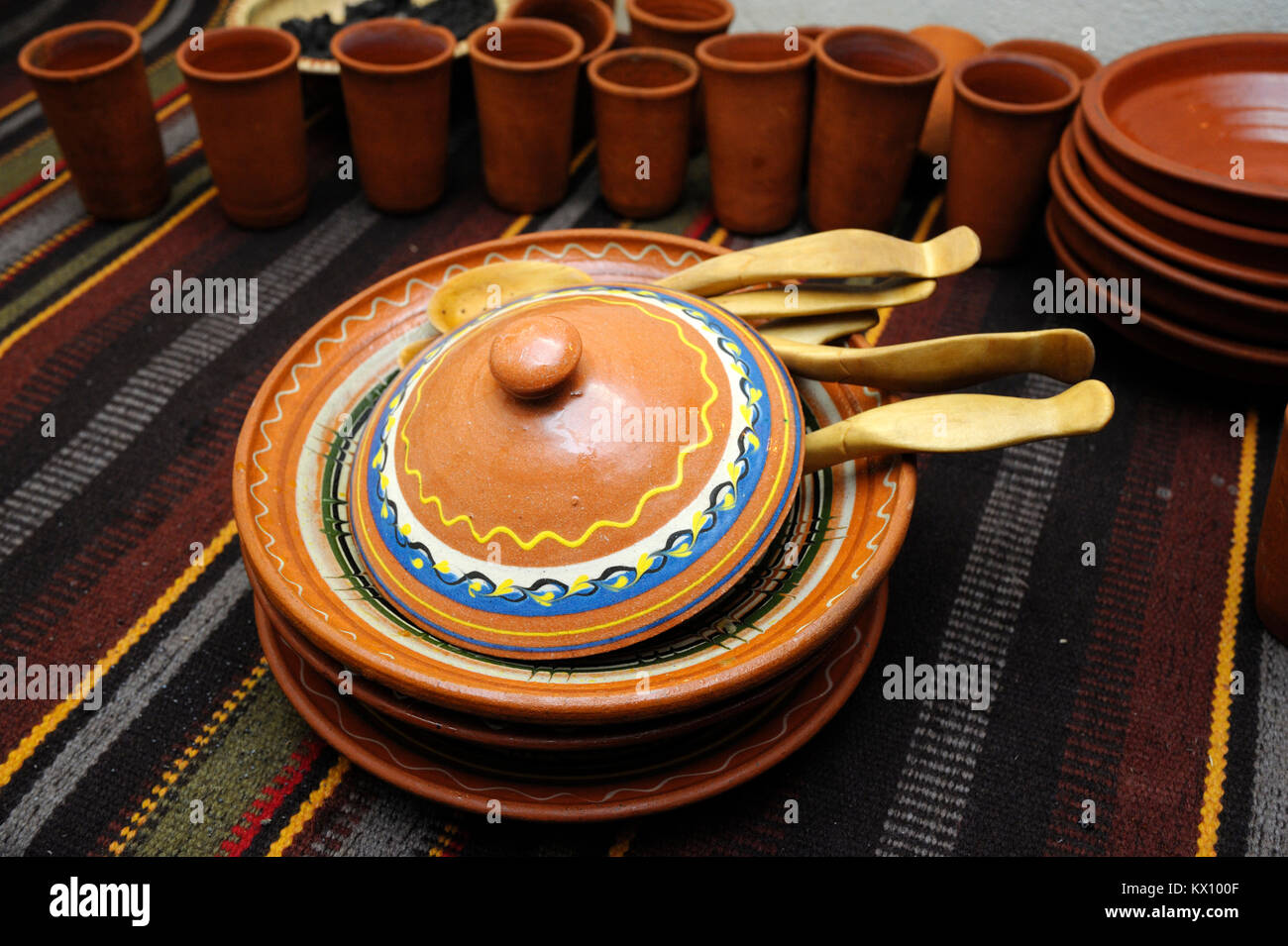 Art de la table traditionnelle ukrainienne - assiettes, cuillères en bois et d'argile tasses - placé sur un banc. Janvier 4,2018. Kiev, Ukraine Banque D'Images