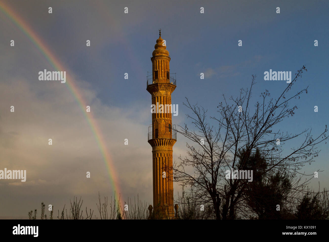 Vue sur le minaret de la mosquée Sehidiye et arc-en-ciel, à Mardin, Turquie. Banque D'Images