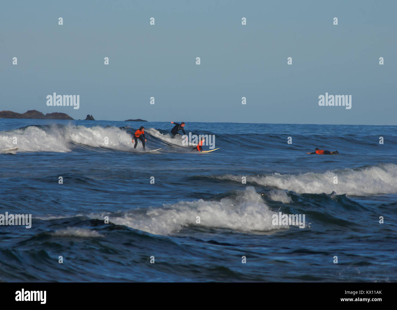 Un groupe de surfers équitation en ondes longues, Fuerteventura, Espagne Banque D'Images