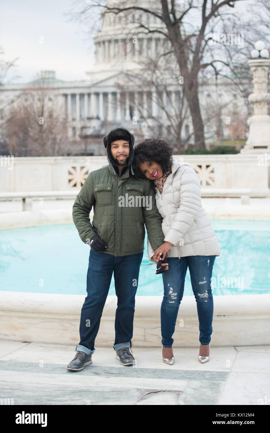 Un jeune couple dans l'amour à Washington, DC Banque D'Images