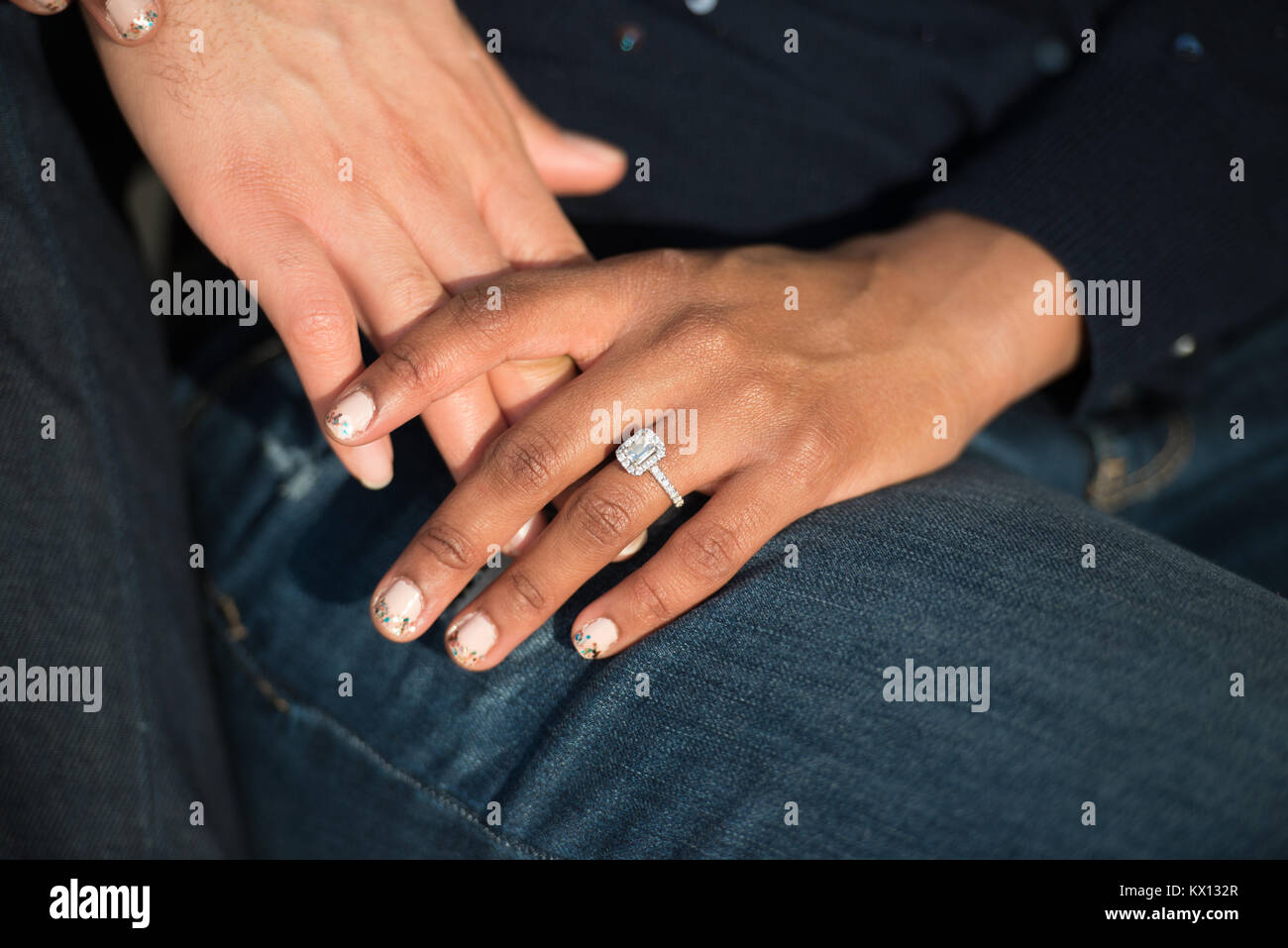 Bague de fiançailles d'un couple holding hands Banque D'Images