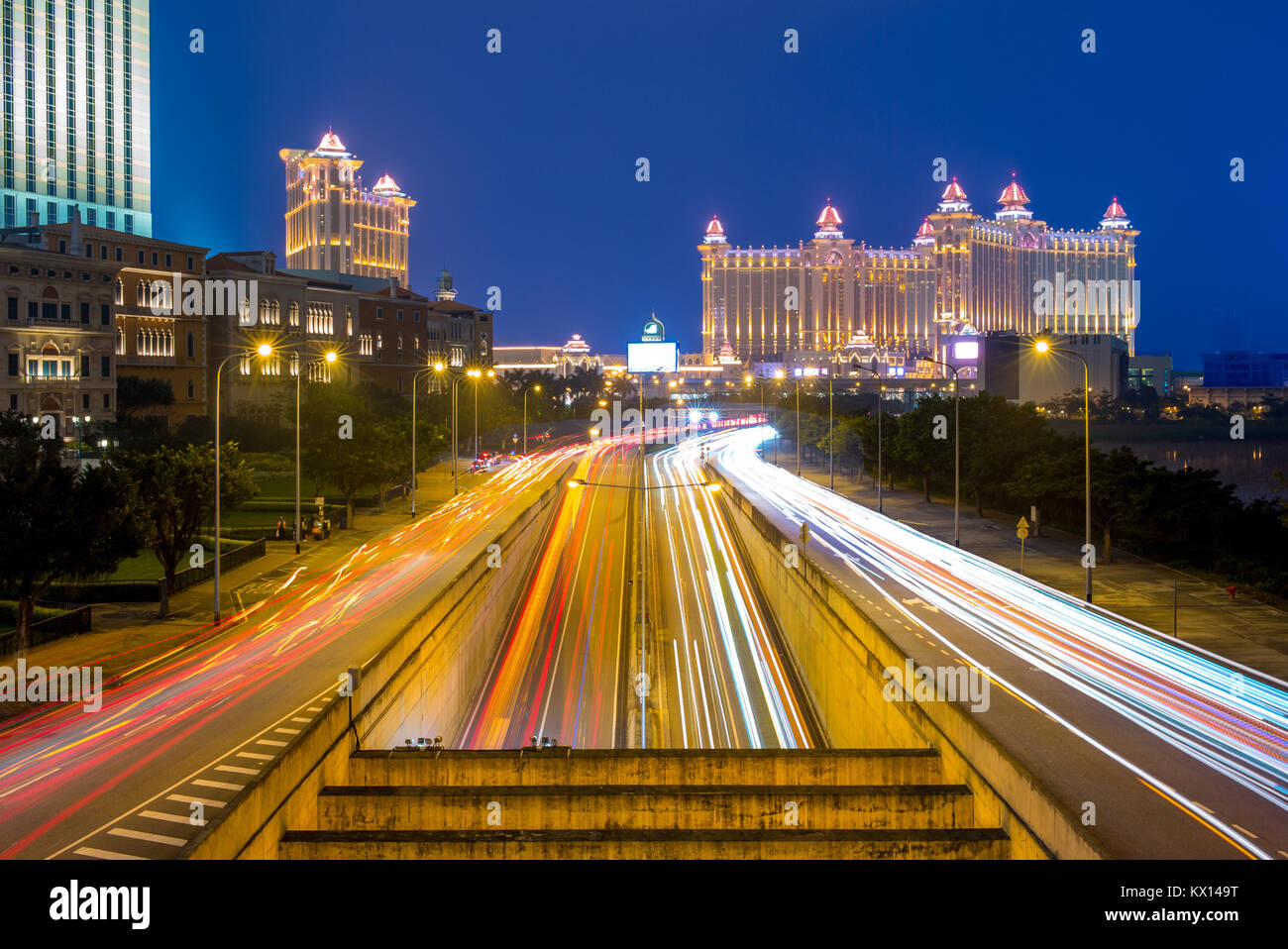 Vue de la nuit de Macao, avec des sentiers de la circulation Banque D'Images