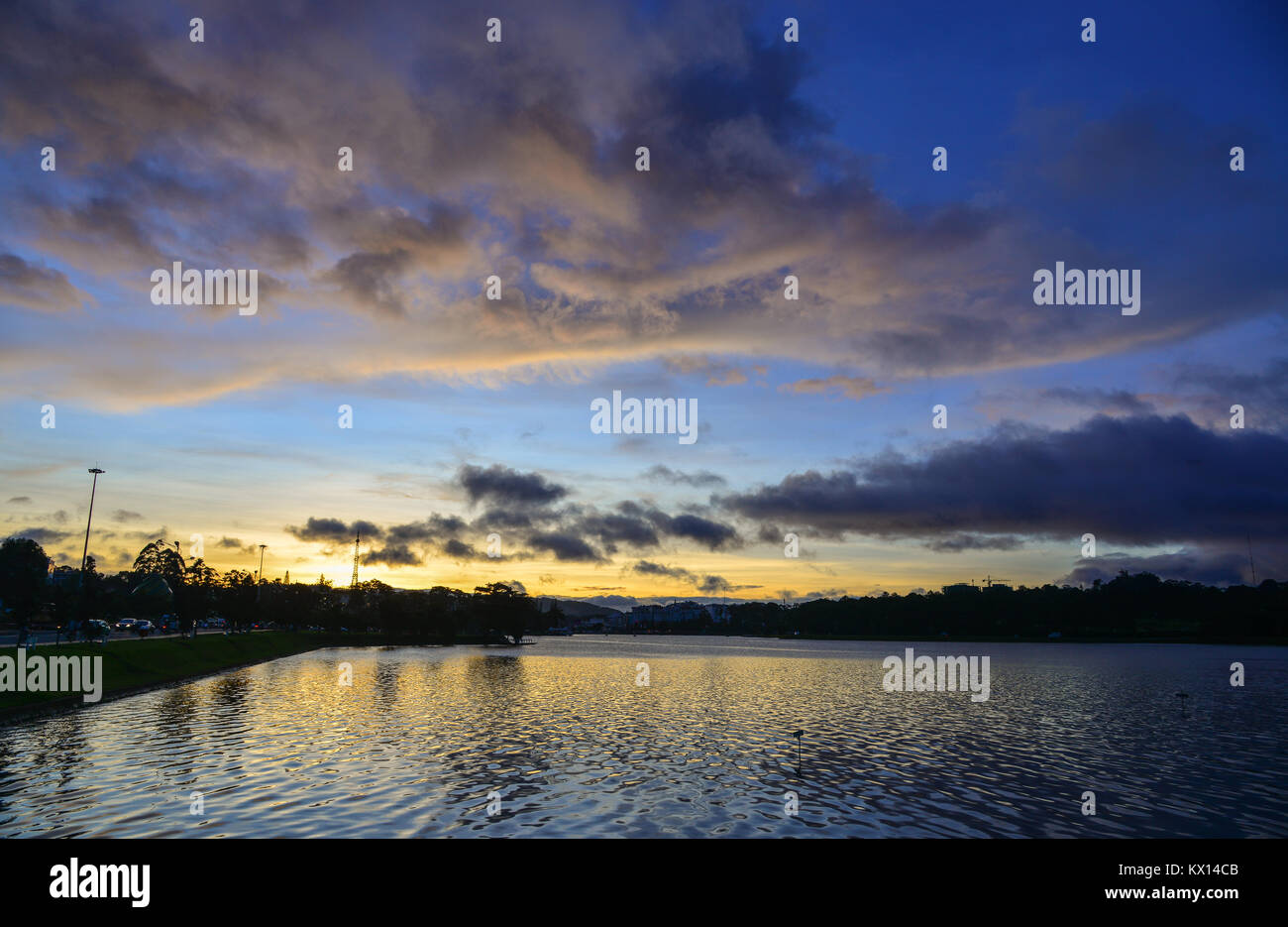 Coucher de soleil sur le lac de Xuan Huong et Dalat dans les Highlands, Lam Dong, au Vietnam. Banque D'Images