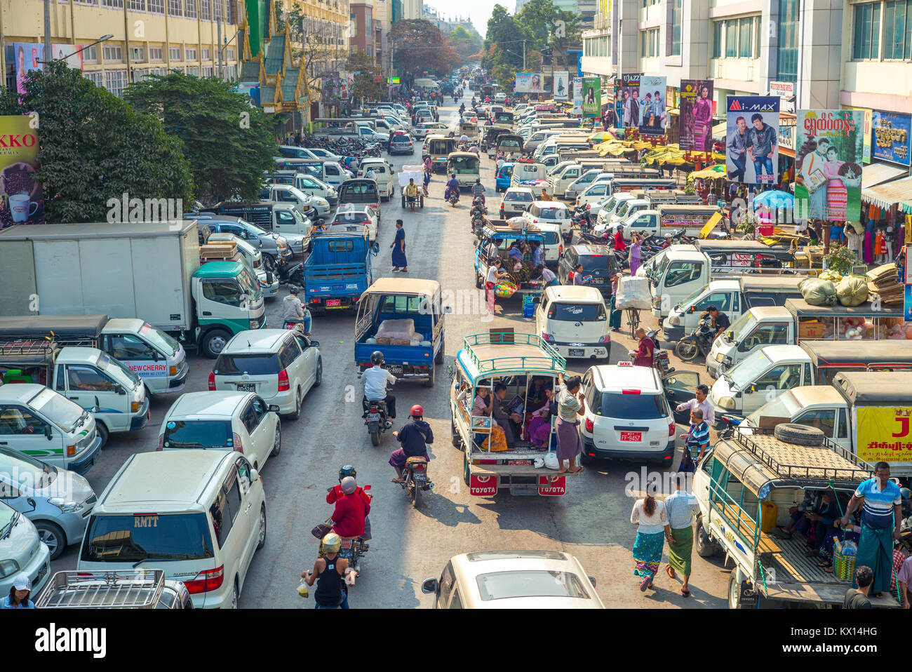 Vue sur la rue du marché Zegyo à Mandalay Banque D'Images