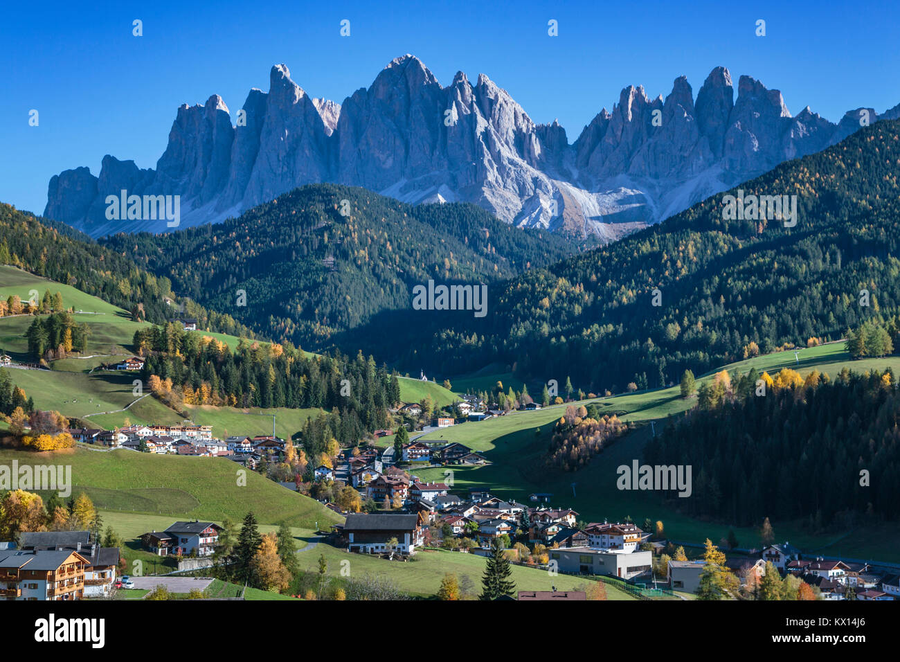 Le Val di Funes Vallée et village de Santa Maddalena avec vue sur les Dolomites, le Tyrol du Sud, Italie, Europe. Banque D'Images