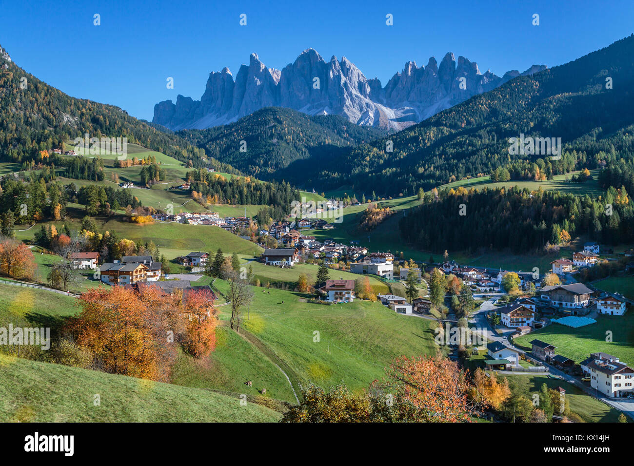 Le Val di Funes Vallée et village de Santa Maddalena avec vue sur les Dolomites, le Tyrol du Sud, Italie, Europe. Banque D'Images