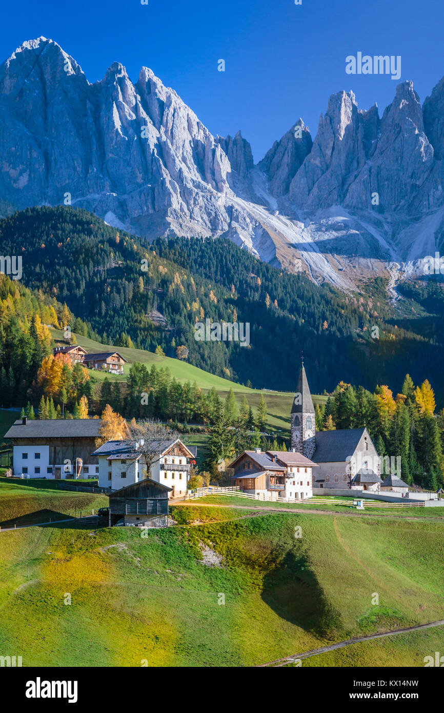 Le Val di Funes Vallée et village de Santa Maddalena avec vue sur les Dolomites, le Tyrol du Sud, Italie, Europe. Banque D'Images