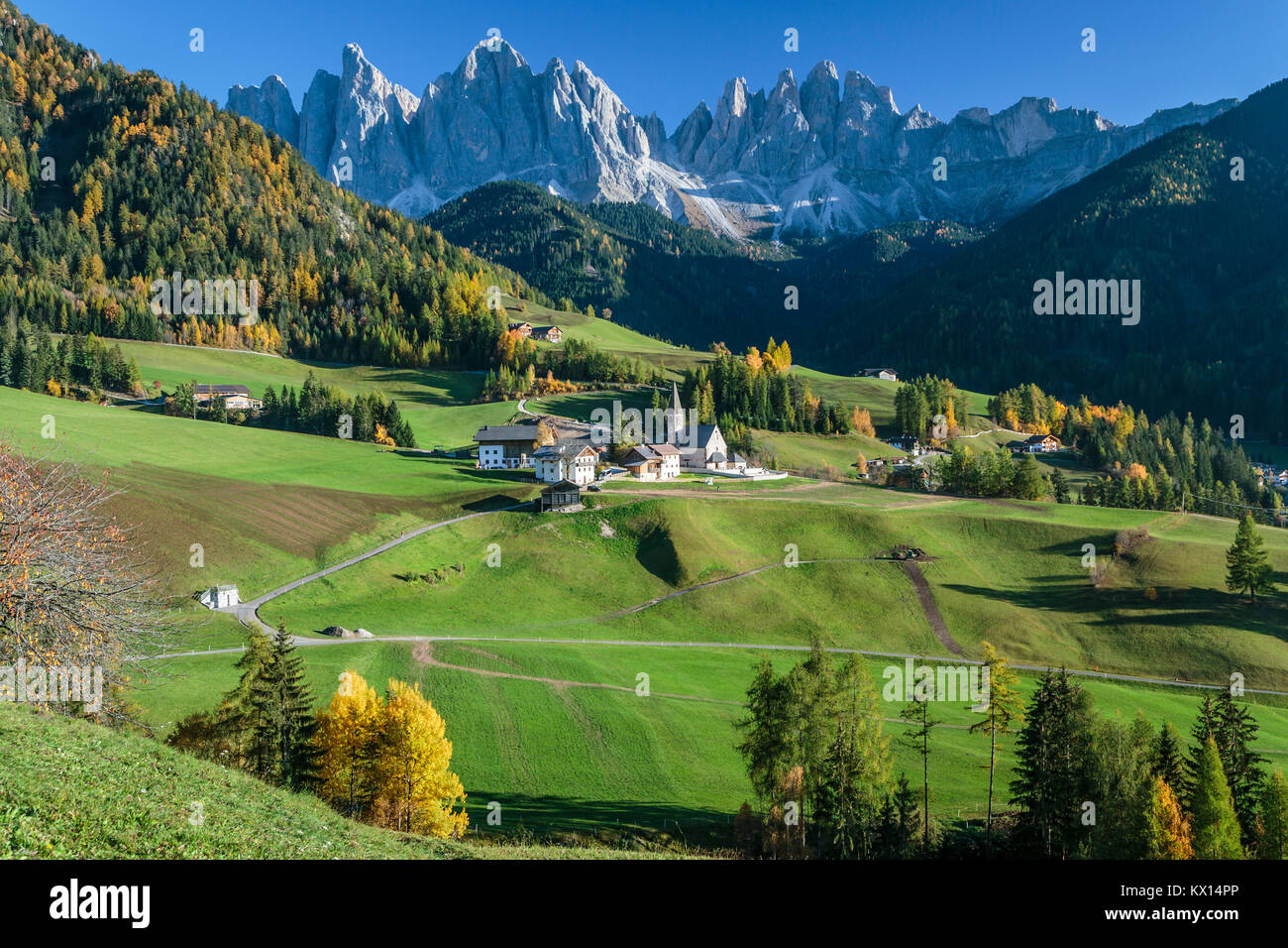 Le Val di Funes Vallée et village de Santa Maddalena avec vue sur les Dolomites, le Tyrol du Sud, Italie, Europe. Banque D'Images