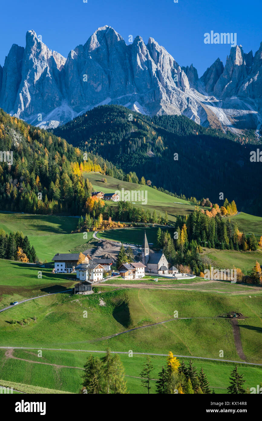 Le Val di Funes Vallée et village de Santa Maddalena avec vue sur les Dolomites, le Tyrol du Sud, Italie, Europe. Banque D'Images