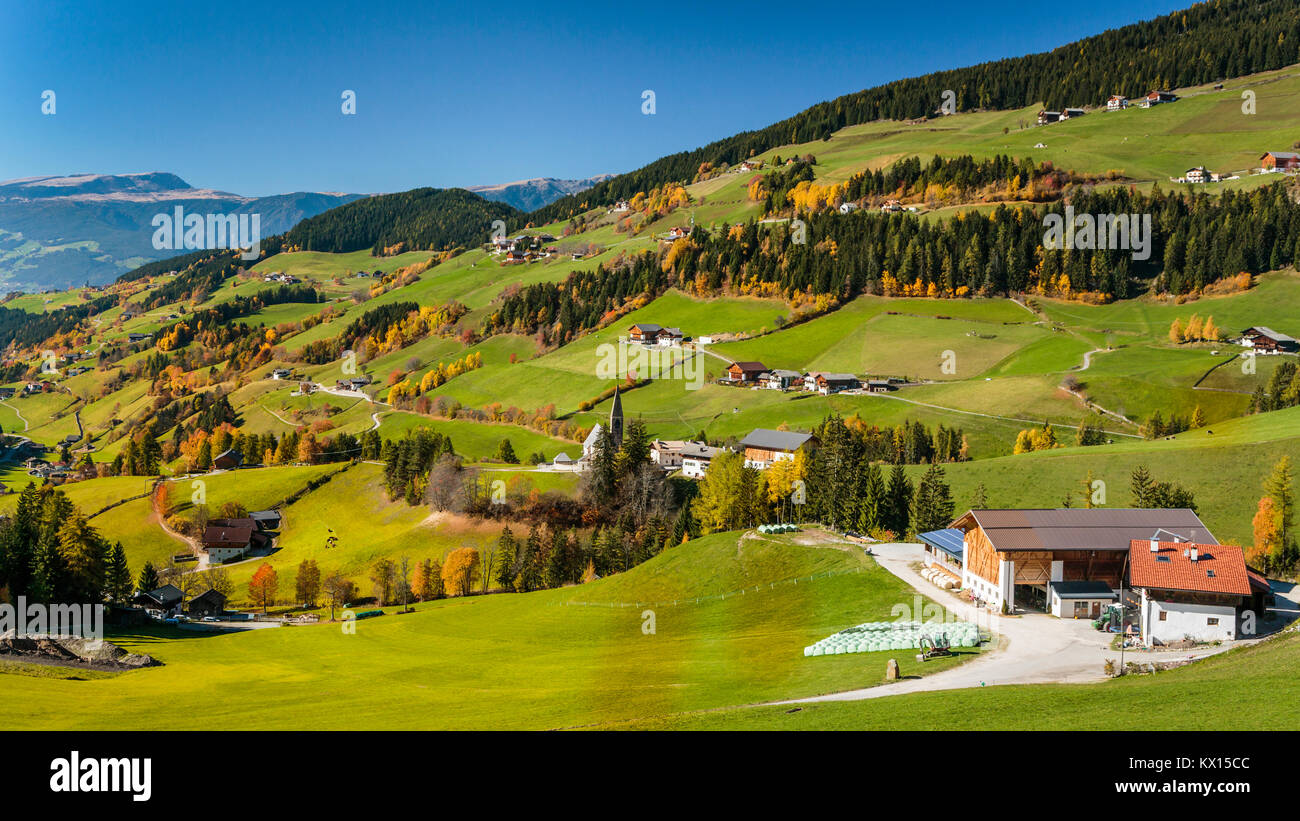 Le Val di Funes Vallée et village de Santa Maddalena avec vue sur les Dolomites, le Tyrol du Sud, Italie, Europe. Banque D'Images