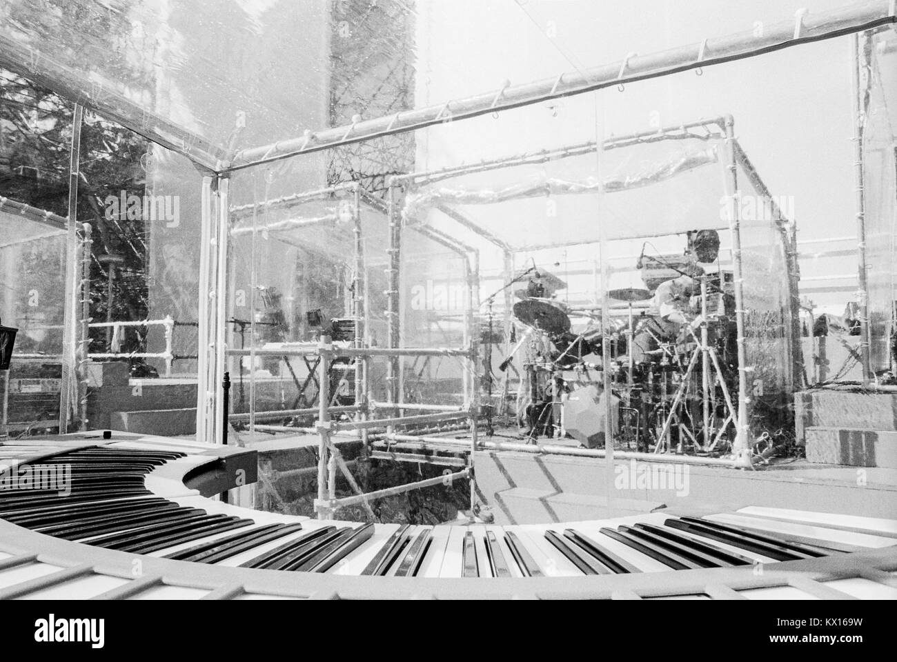 Bâtiment de scène pour Jean Michel Jarre concert Europe en tournée de concerts, mise en scène d'Edwin Shirely Staging construit dans le Waldbhuene auditorium en plein air à Berlin, Allemagne, 11 septembre 1993. Banque D'Images