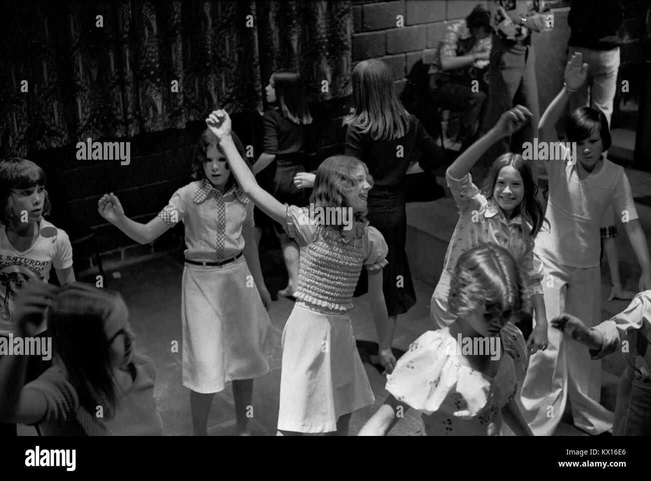 Disco danse des années 1970 au Royaume-Uni au Timebridge Youth club. Des adolescentes dansant dans un groupe ensemble pour la musique disco The Wells Fargo Disco. Chells, Stevenage, Hertfordshire. 1975 Angleterre HOMER SYKES. Banque D'Images