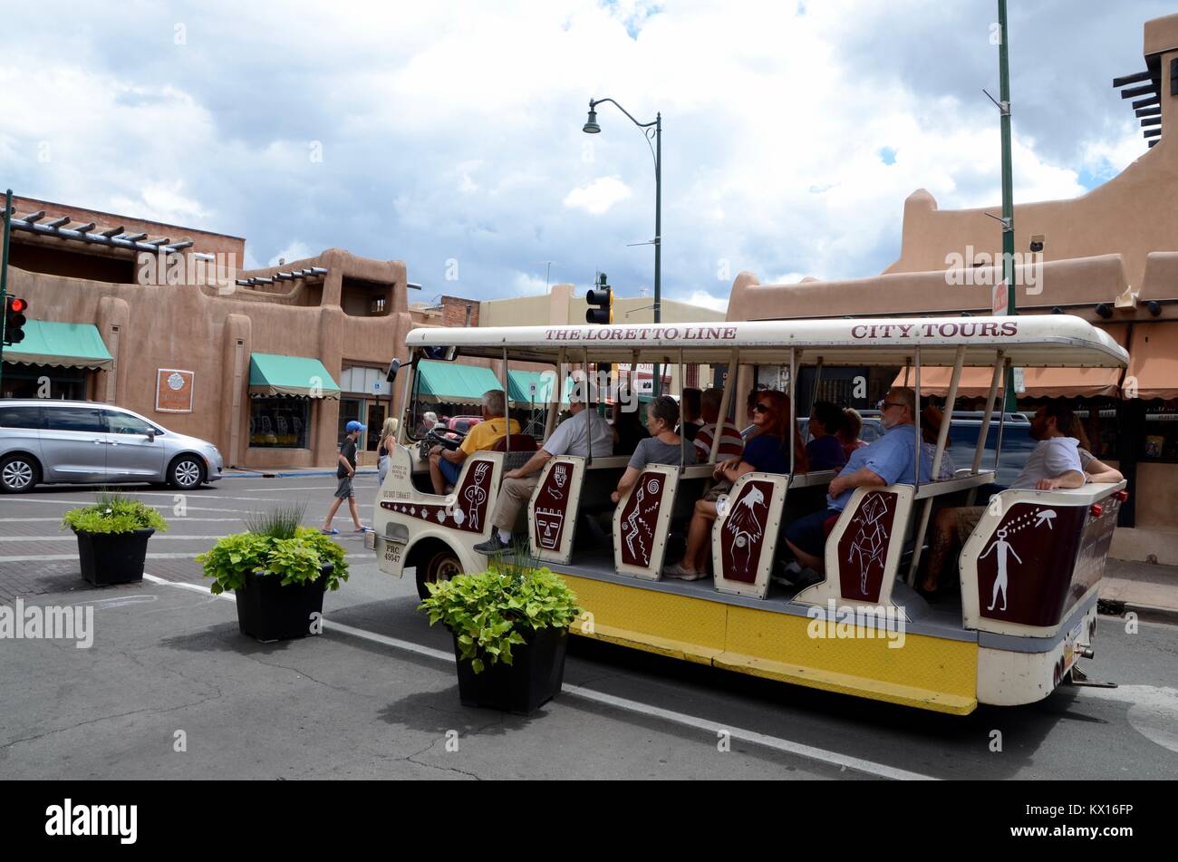 Monter un petit bus de touristes dans la région de Santa Fe New Mexico, près de la plaza Banque D'Images