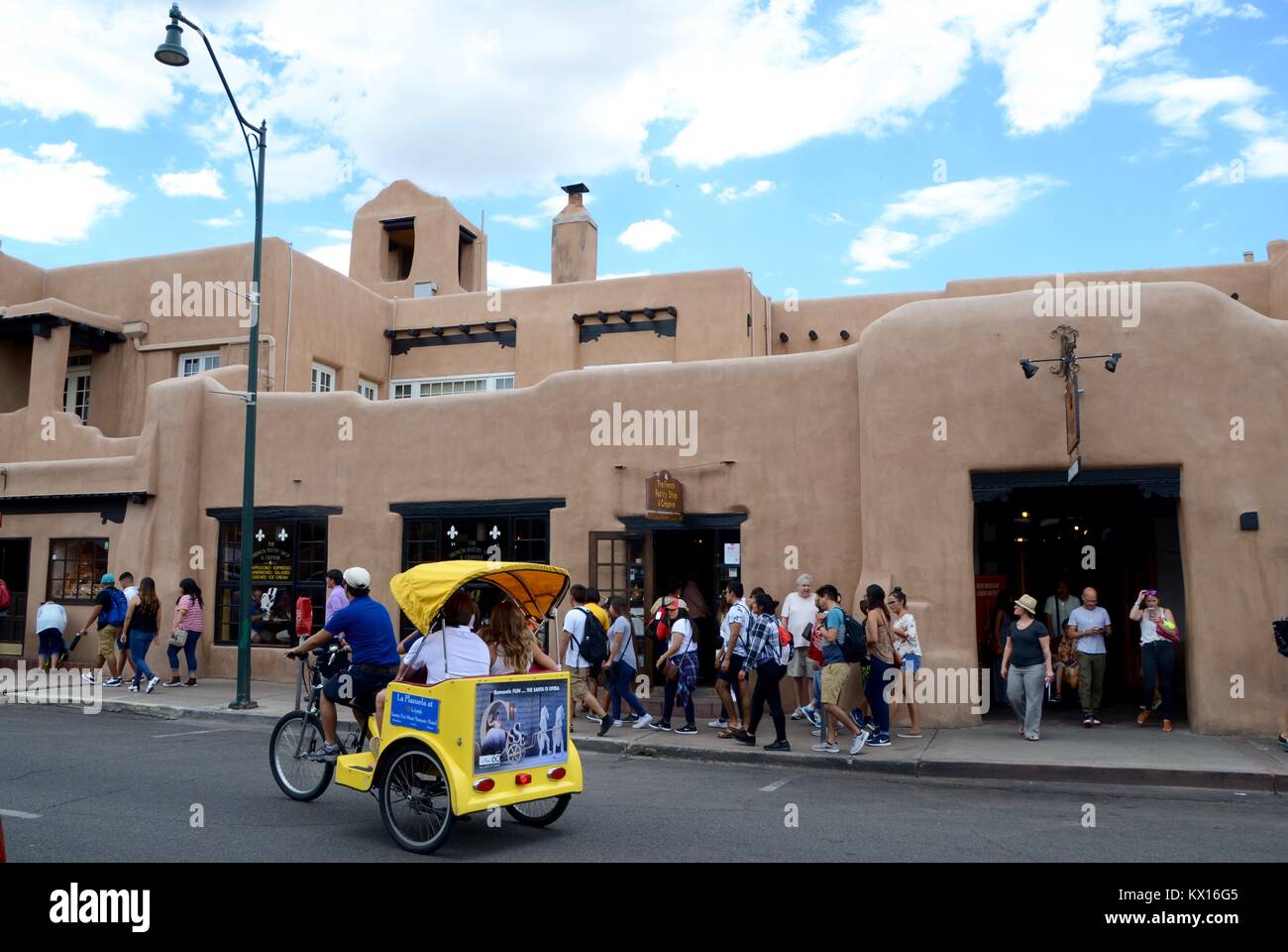 Monter un petit bus de touristes dans la région de Santa Fe New Mexico, près de la plaza Banque D'Images