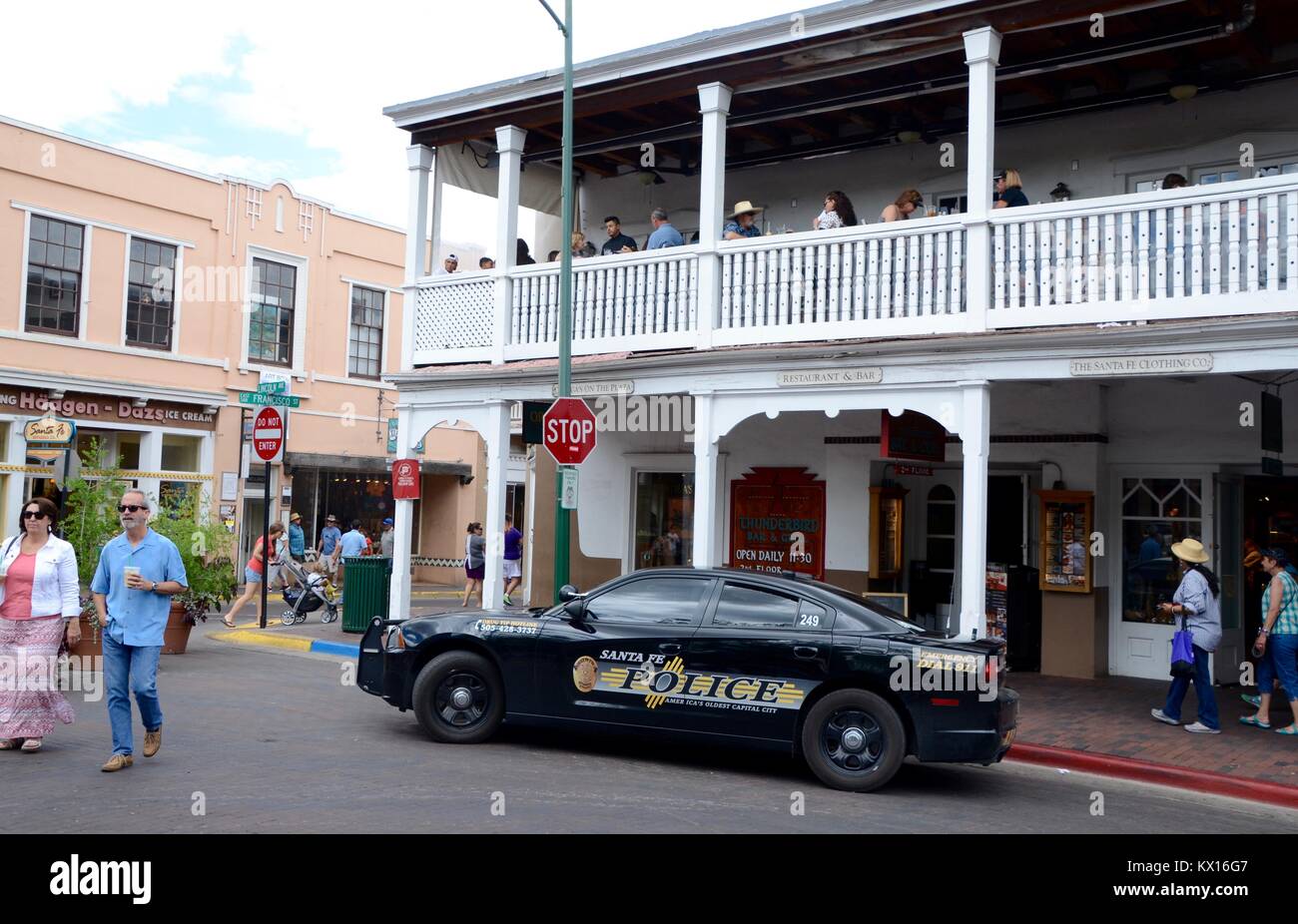 La police de Santa Fe à l'extérieur thunderbird bar and grill, le plaza SF nouveau mexique Banque D'Images