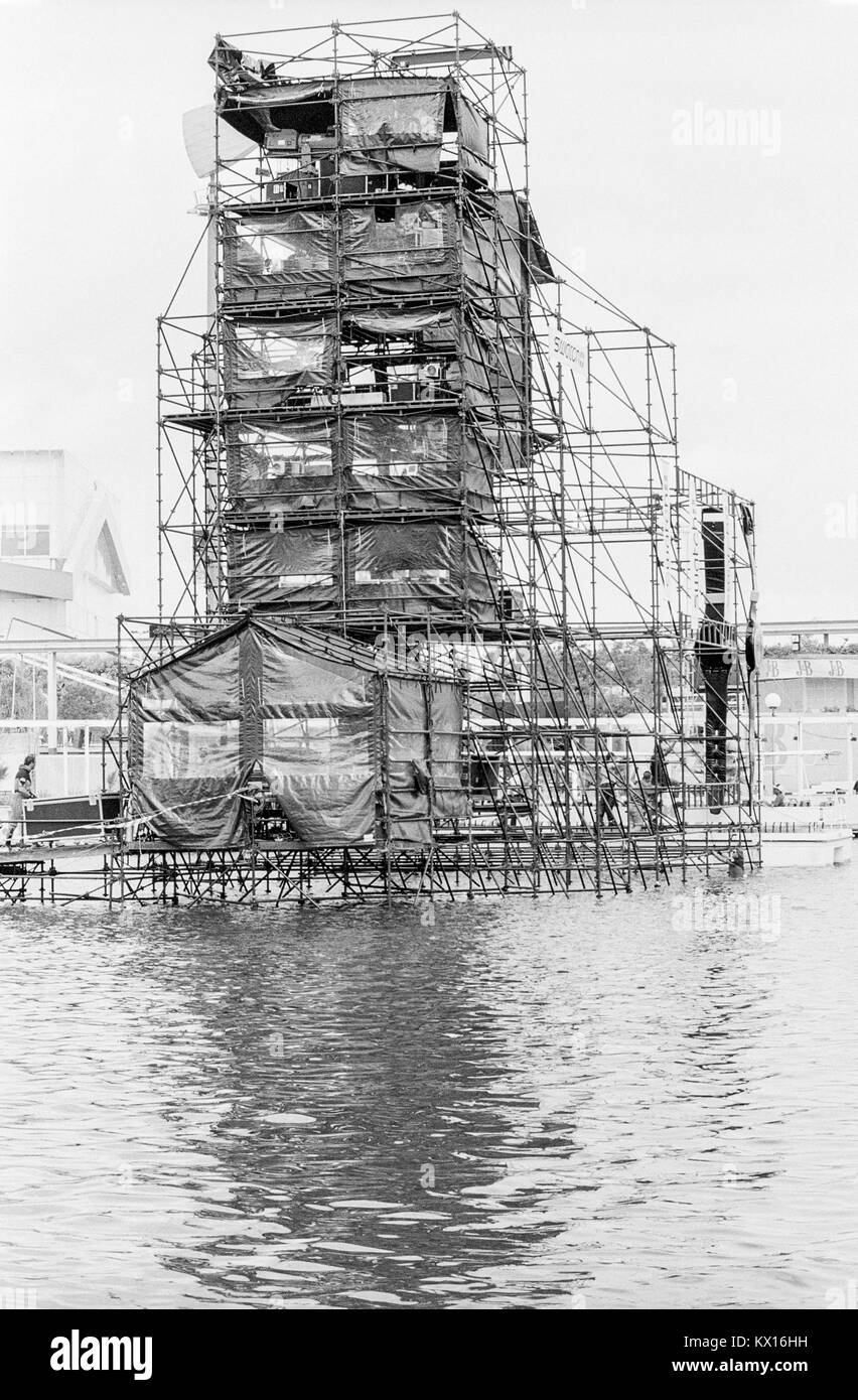 Bâtiment de scène pour Jean Michel Jarre concert Europe en Concert tour, Séville, mise en scène d'Edwin Shirely Staging construit dans le lac à l'Expo de Séville, centre Lago de la Cartuja, Espagne, 1er/2e Octobre 1993 Banque D'Images