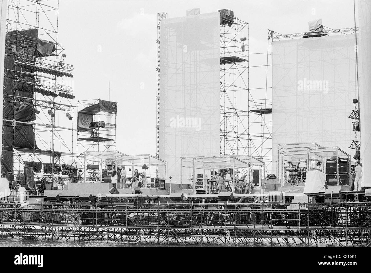 Bâtiment de scène pour Jean Michel Jarre concert Europe en Concert tour, Séville, mise en scène d'Edwin Shirely Staging construit dans le lac à l'Expo de Séville, centre Lago de la Cartuja, Espagne, 1er/2e Octobre 1993 Banque D'Images