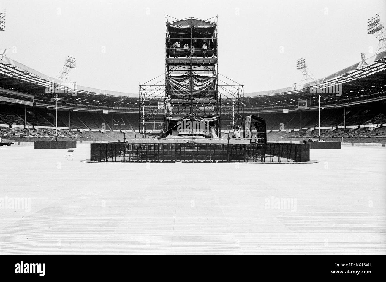 La construction du stade de Wembley pour Girlie Show tour madones 25 septembre 1993, Londres, Angleterre. Mise en scène construite par Edwin Shirley Mise en scène. Banque D'Images