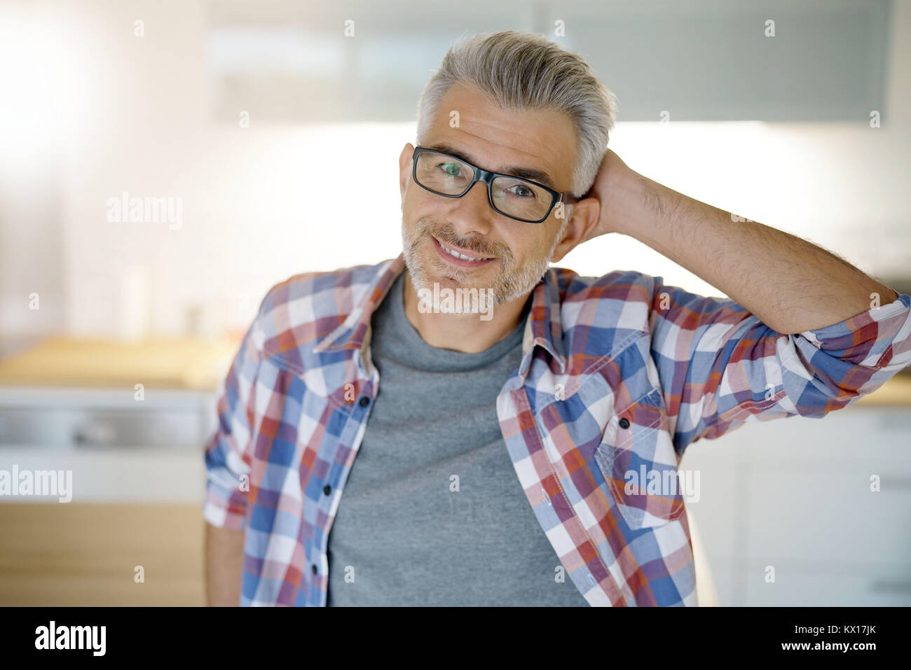 Smiling 40-year-old man standing at home Banque D'Images