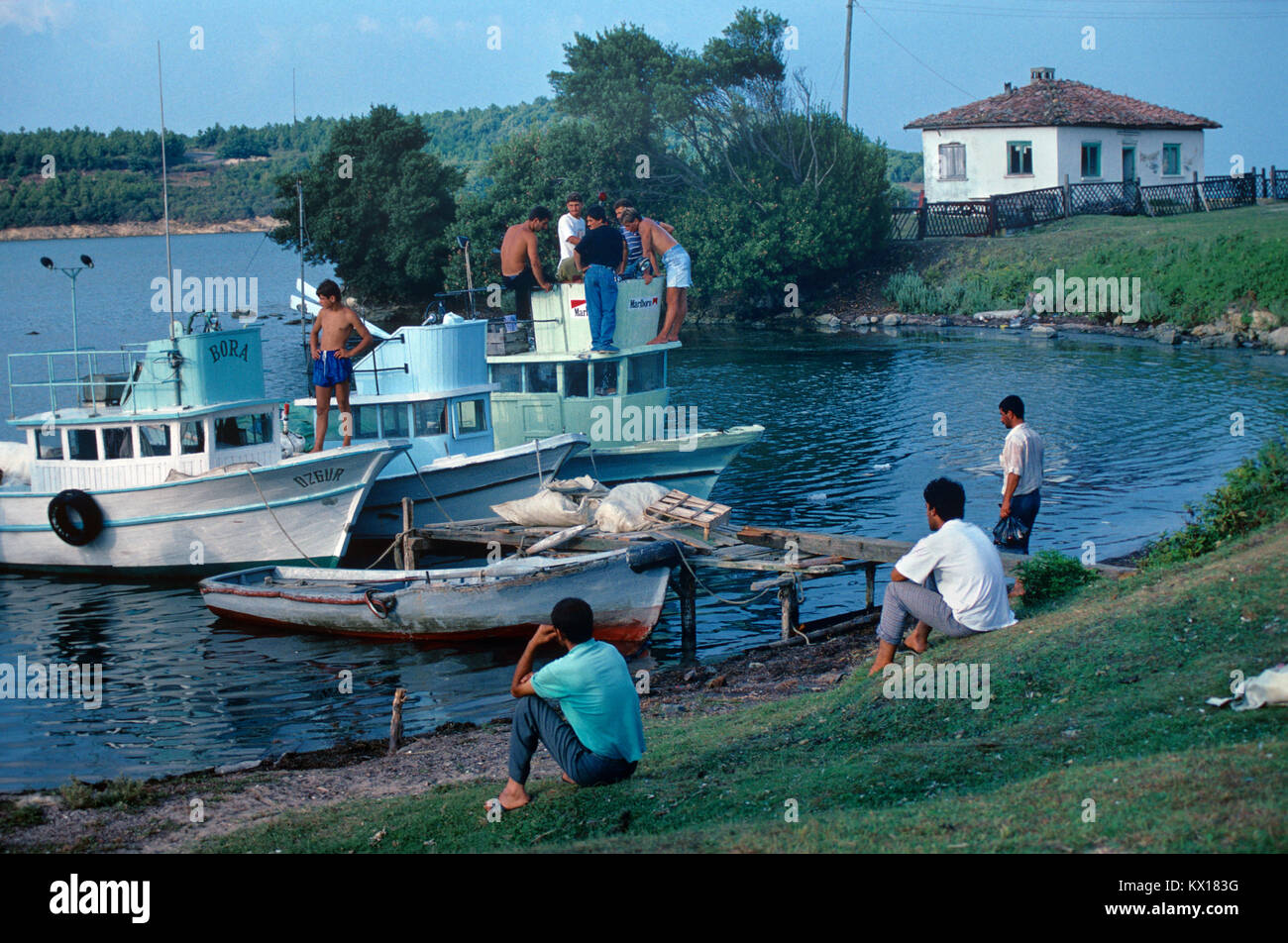 Pêcheurs & Bateaux de pêche à Sinop, sur la côte de la mer Noire TurkeySinop Banque D'Images