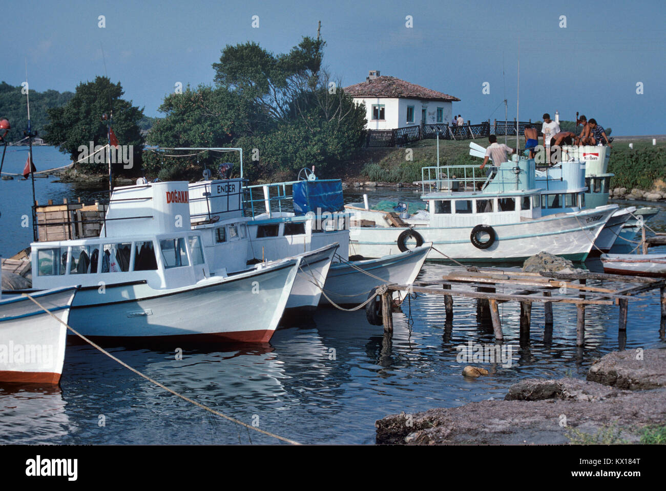 Les bateaux de pêche amarrés près de Sinop Turquie sur la côte de la Mer Noire Banque D'Images