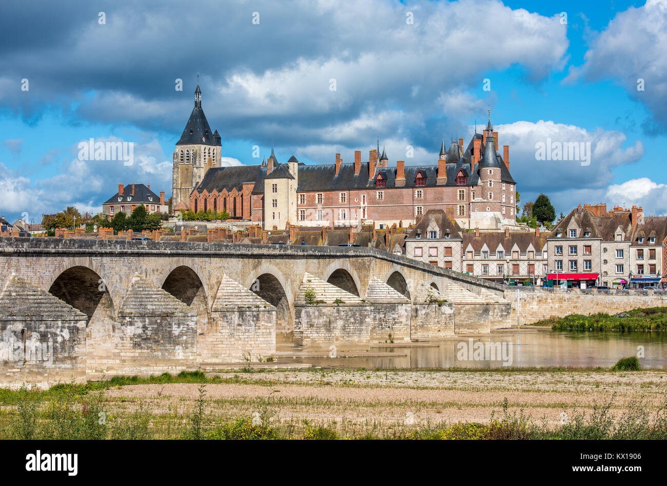 Avis De Gien Avec Le Chateau Et Le Vieux Pont Sur La Loire France Photo Stock Alamy