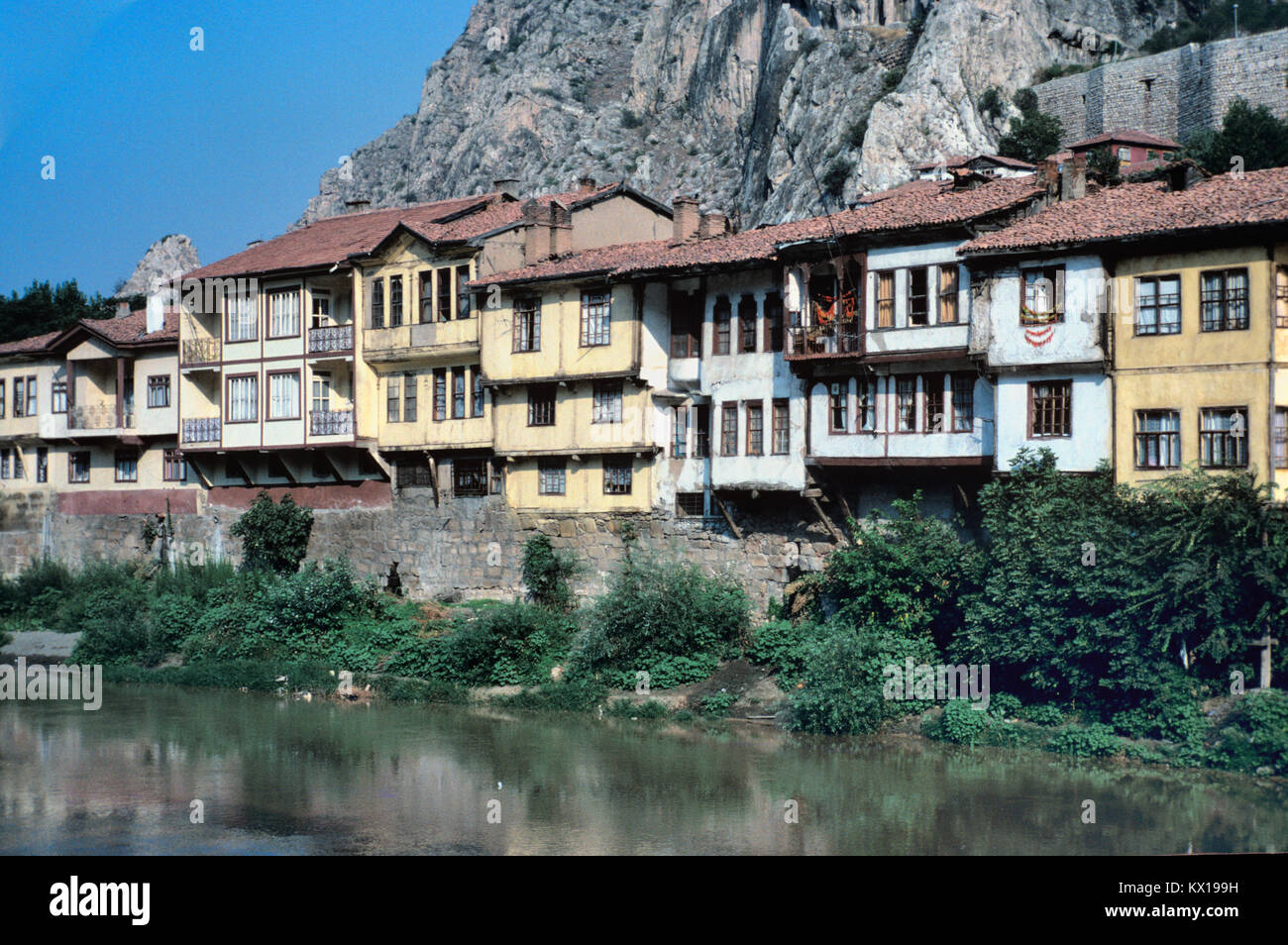 Historique ou traditionnel en bois Maisons turques ottomanes le long de berges de la rivière Yesilirmak Amasya Turquie Banque D'Images