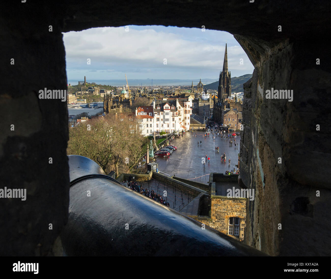 Une vue sur l'esplanade et de la vieille ville à travers les remparts du château d'Édimbourg. Banque D'Images