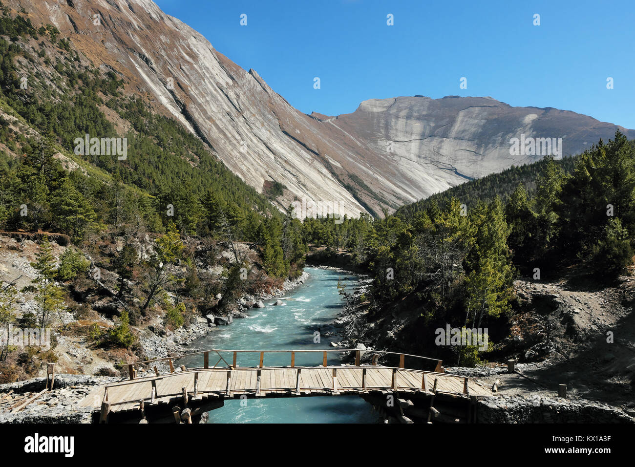 Pont dans la vallée de la montagne dans l'Himalaya népalais avec énorme rocher Sworgadwari Banque D'Images Pont dans la vallée de la montagne dans l'Himalaya népalais avec énorme rocher Sworgadwari Banque D'Images
