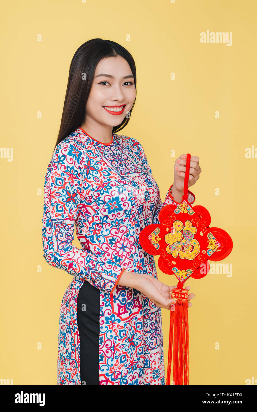 Attractive asian woman wearing costume traditionnel, isolé sur fond jaune. Signifie le bonheur. texte Banque D'Images