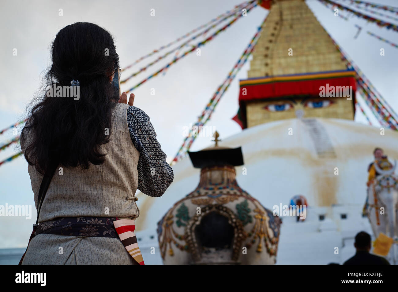 Femme en prière tibétain, Boudhanath, Katmandou, Népal Banque D'Images