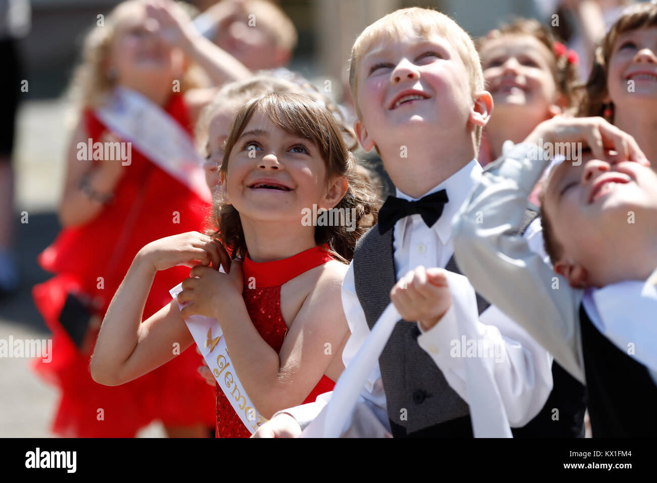 Le Bélarus, la ville de Gomel 03.06.2016. L'obtention du diplôme l'école maternelle.Les enfants sont à la recherche de diplômés de l'école maternelle.. Des enfants de six ans. Peu de t Banque D'Images