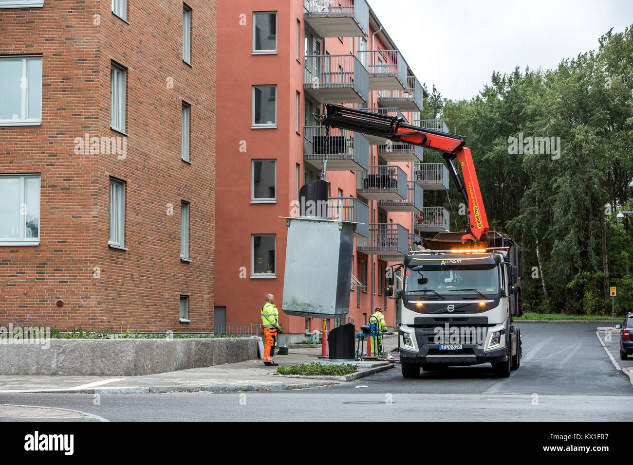 Collecte des déchets ménagers dans une zone résidentielle, Solna, Suède. Banque D'Images