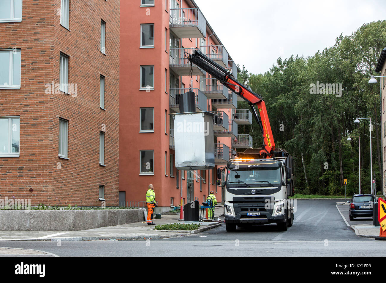 Collecte des déchets ménagers dans une zone résidentielle, Solna, Suède. Banque D'Images