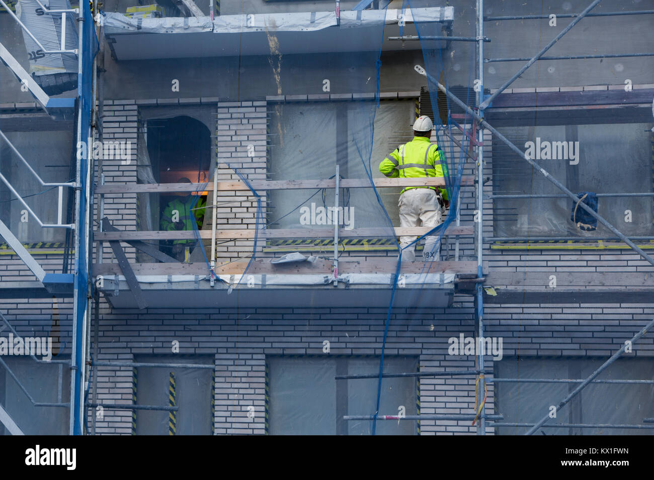 Un bâtiment résidentiel neuf est en cours de construction à Bromma, Suède. Banque D'Images