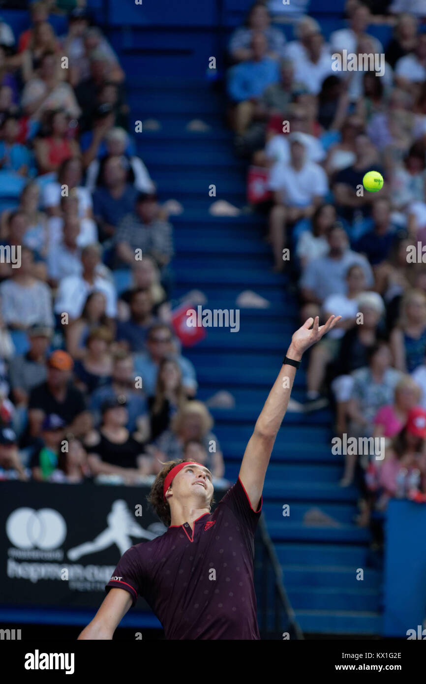 Perth, Australie. 6 janvier, 2017. Alexander Zverev de l'Allemagne renvoie la balle à l'adversaire de la suisse Roger Federer en finale de la Hopman Cup à Perth, Australie, Janvier 6, 2018. Crédit : Trevor Collens/Alamy Live News Banque D'Images