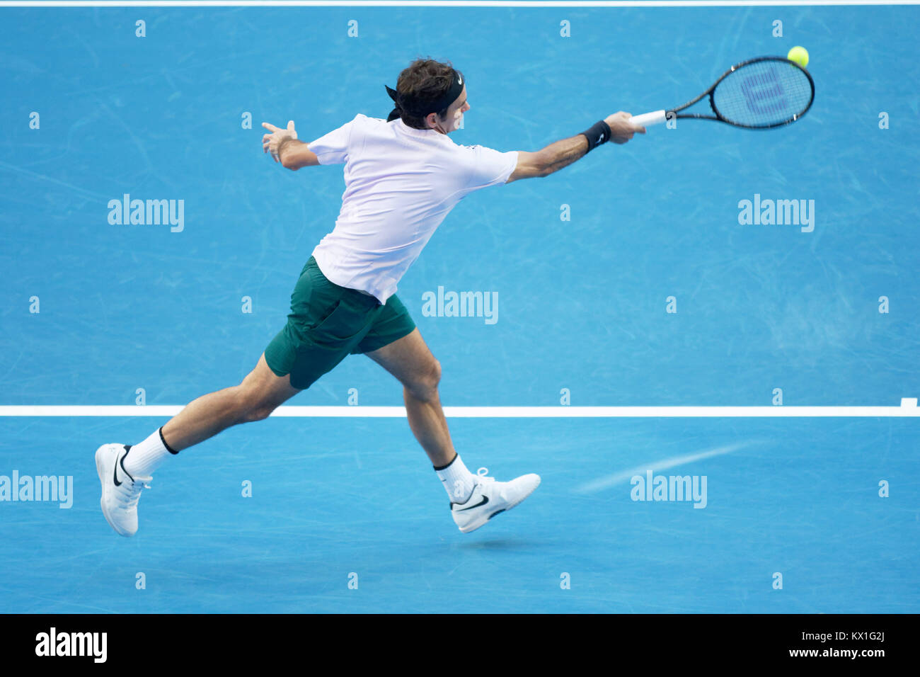 Perth, Australie. 6 janvier, 2017. Roger Federer de la Suisse se prépare à servir le ballon à l'adversaire Alexander Zverev de l'Allemagne en finale de la Hopman Cup à Perth, Australie, Janvier 6, 2018. Crédit : Trevor Collens/Alamy Live News Banque D'Images