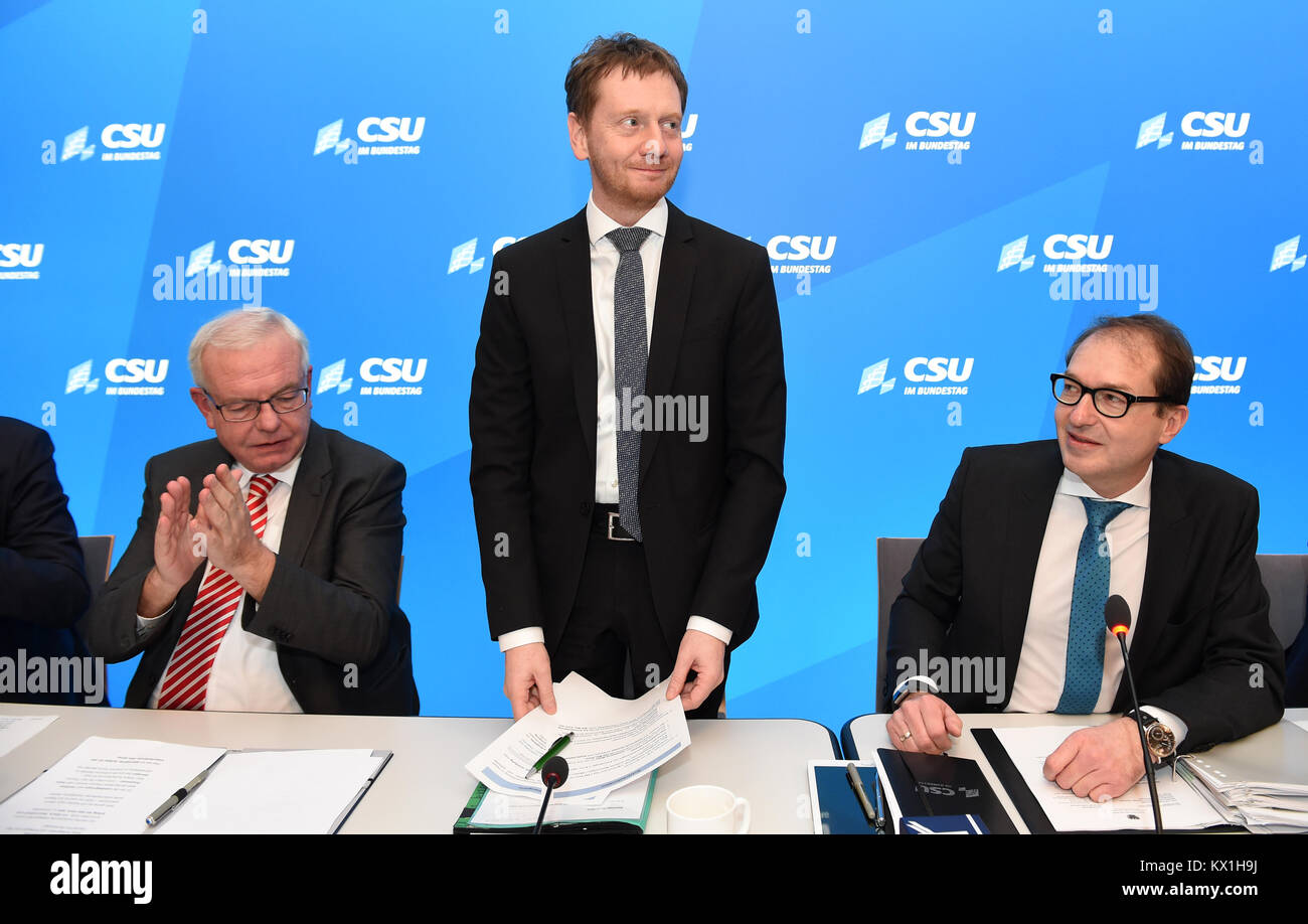 Seeon, Allemagne. 06 Jan, 2018. Le chef de l'Union chrétienne-sociale (CSU) groupe parlementaire dans le parlement du Land de Bavière, Thomas Kreuzer (L-R), le Premier Ministre de Saxe Michael Kretschmer et ministre allemand des transports et de l'homme politique de l'Union chrétienne sociale (CSU), Alexander Dobrindt, s'asseoir à côté de l'autre au cours de la séance de clôture de la conférence d'hiver de la CSU au couvent Seeon Seeon, en Allemagne, 06 janvier 2018. Crédit : Andreas Gebert/dpa/Alamy Live News Banque D'Images