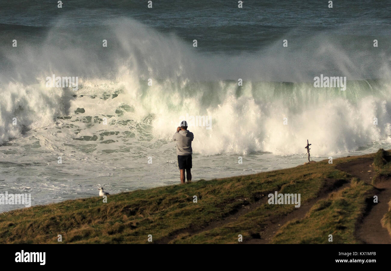 La plage de Fistral, Newquay, Royaume-Uni. 6 janvier, 2018. Météo britannique. Le légendaire soleil point Cribbar vague se casse pour un spectateur. La plage de Fistral, Newquay, Royaume-Uni 6ème, Janvier, 2018 Crédit : Robert Taylor/Alamy Live News Banque D'Images