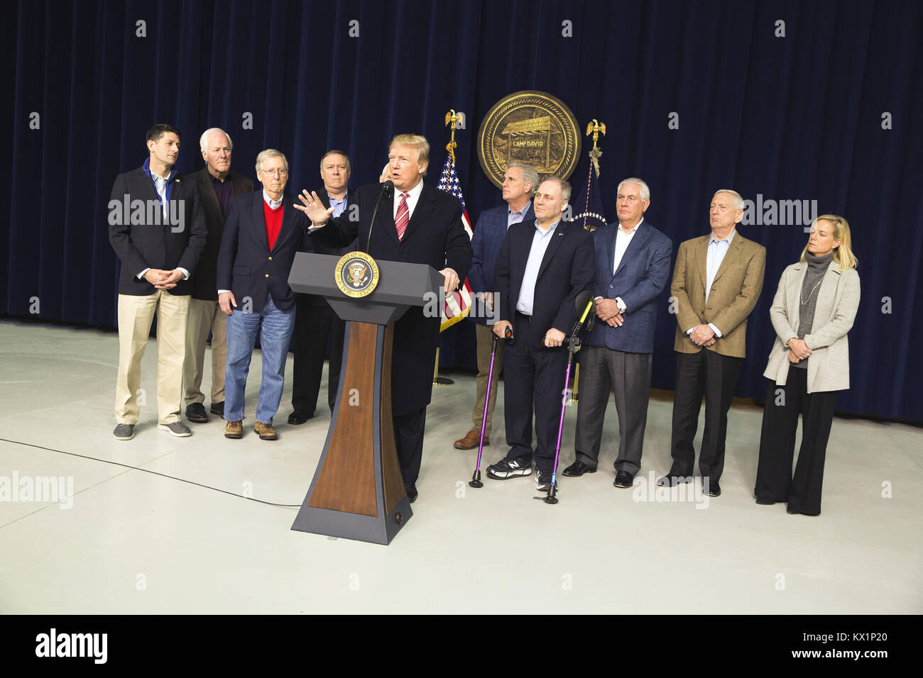 Thurmont, Maryland, USA. 6 janvier, 2018. Le Président des Etats-Unis, Donald J. Trump fait de commentaires aux médias à Camp David, la retraite présidentielle près de Thurmont, Maryland après avoir tenu des réunions avec le personnel, les membres de son Cabinet et les membres du Congrès républicain pour discuter de l'ordre du jour législatif républicain pour 2018 le 6 janvier 2018. Sur la photo de gauche à droite : John Cornyn Whip de la majorité au Sénat (républicain du Texas) ; le président de la Chambre des Représentants américaine Paul Ryan (républicain du Wisconsin) ; Mike Pompeo.directeur, Central Intelligence Agency (CIA) ; US Sénat M Banque D'Images