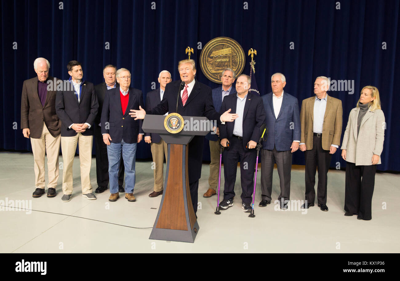 Le Président des Etats-Unis, Donald J. Trump fait de commentaires aux médias à Camp David, la retraite présidentielle près de Thurmont, Maryland après avoir tenu des réunions avec le personnel, les membres de son Cabinet et les membres du Congrès républicain pour discuter de l'ordre du jour législatif républicain pour 2018 le 6 janvier 2018. Sur la photo de gauche à droite : John Cornyn Whip de la majorité au Sénat (républicain du Texas) ; le président de la Chambre des Représentants américaine Paul Ryan (républicain du Wisconsin) ; Mike Pompeo directeur, Central Intelligence Agency (CIA) ; Chef de la majorité au Sénat Mitch McConnell (républicain du Kentucky) ; US Vice Banque D'Images