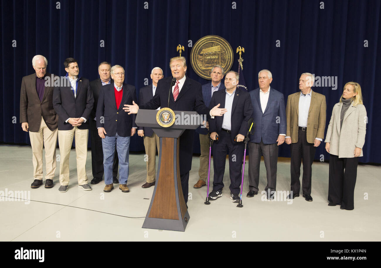 Thurmont, Maryland, USA. 6 janvier, 2018. Le Président des Etats-Unis, Donald J. Trump fait de commentaires aux médias à Camp David, la retraite présidentielle près de Thurmont, Maryland après avoir tenu des réunions avec le personnel, les membres de son Cabinet et les membres du Congrès républicain pour discuter de l'ordre du jour législatif républicain pour 2018 le 6 janvier 2018. Sur la photo de gauche à droite : John Cornyn Whip de la majorité au Sénat (républicain du Texas) ; le président de la Chambre des Représentants américaine Paul Ryan (républicain du Wisconsin) ; Mike Pompeo.directeur, Central Intelligence Agency (CIA) ; US Sénat M Banque D'Images