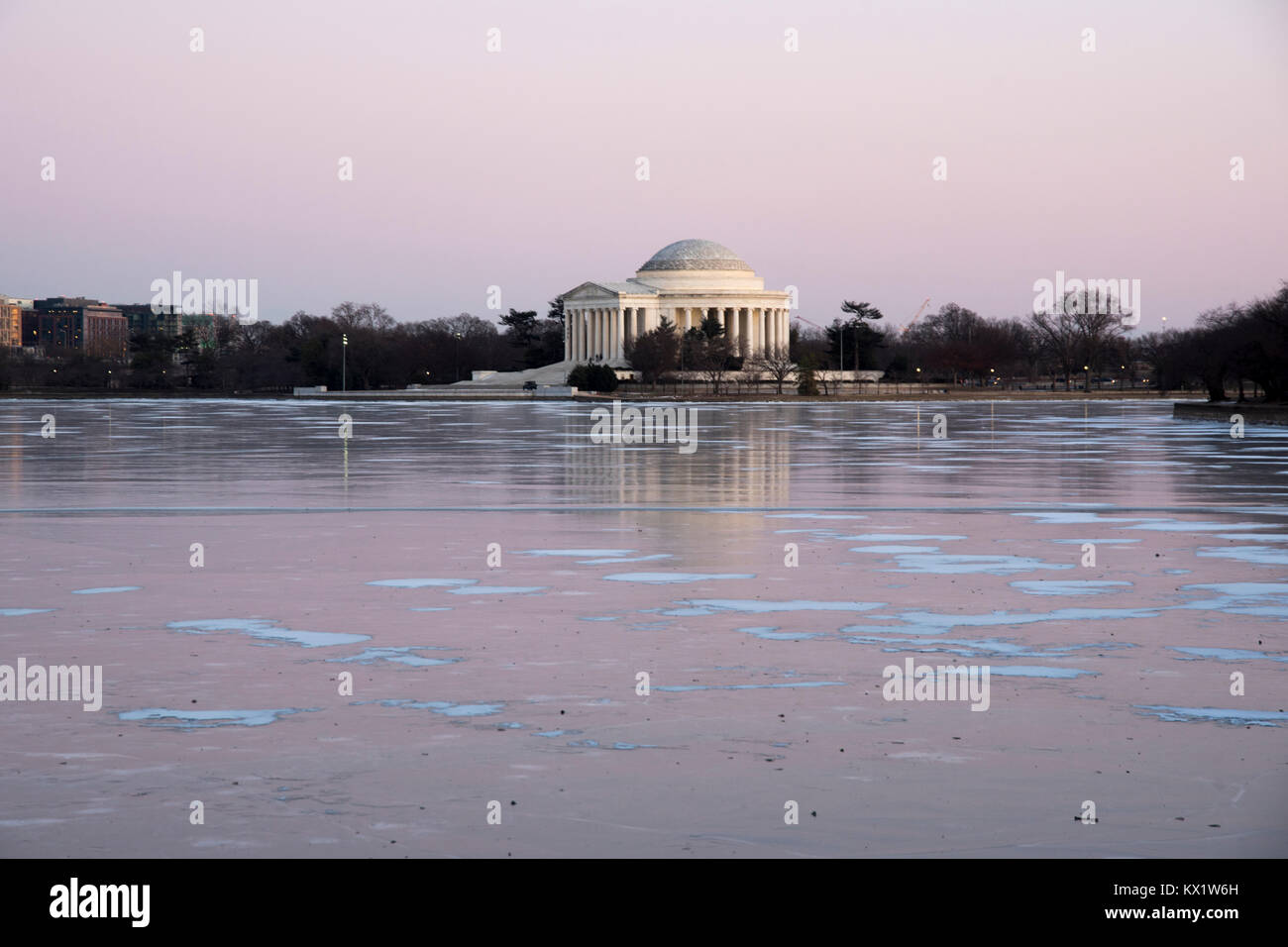 Washington DC, USA . 06 Jan, 2018. Que les températures chutent à la basse-années '20 pendant la journée, les destinations touristiques bien connus reçoivent moins de visiteurs que la normale à Washington DC. Les eaux glacées du Tidal Basin reflètent la Jefferson Memorial seigneuriale en fin d'après-midi la lumière. Credit : Angela Drake/Alamy Live News Banque D'Images