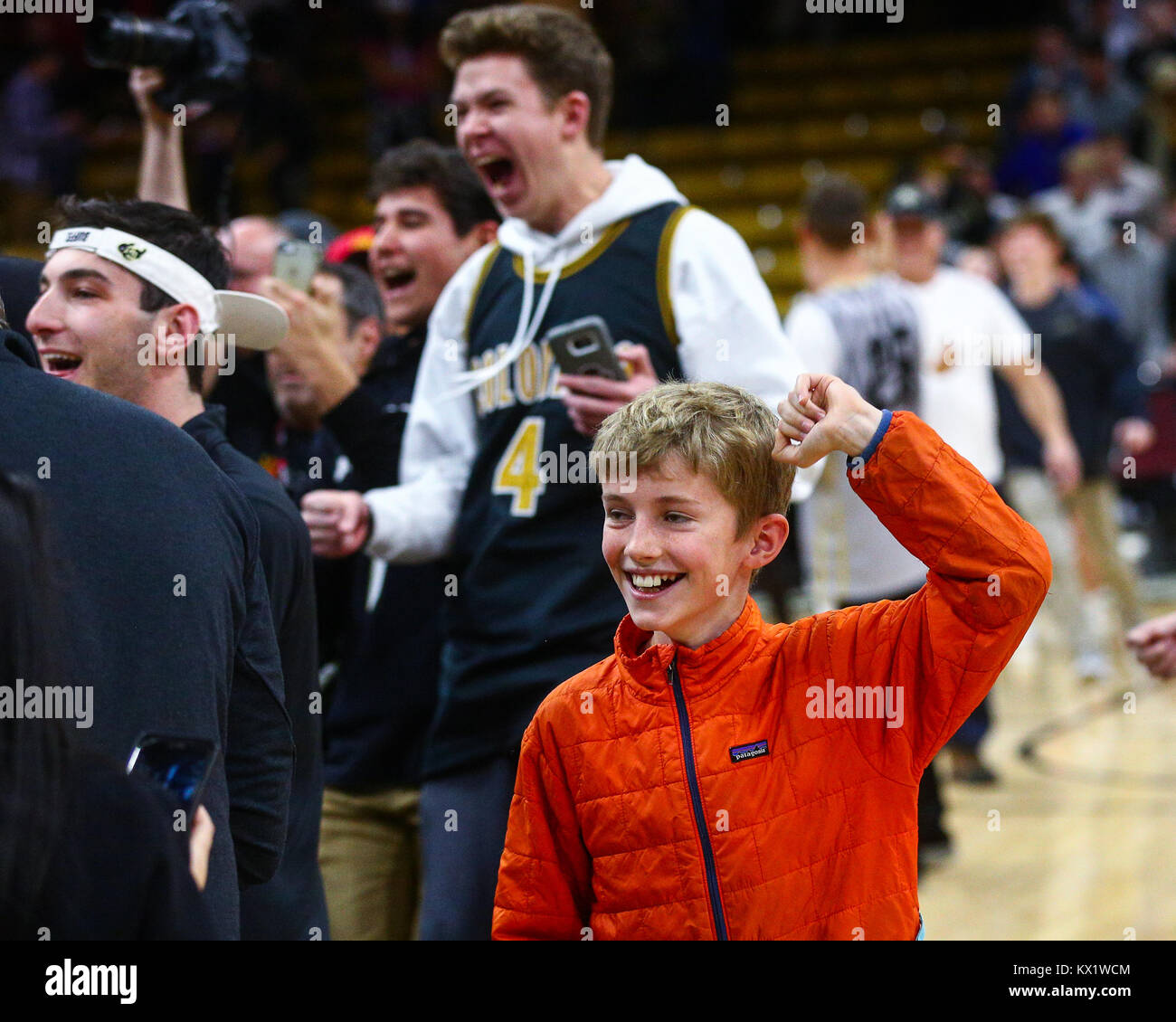 Boulder. 6 janvier, 2018. La tempête des fans du Colorado Colorado Arizona cour après avoir défait 80-77 à la Coors Event Center à Boulder. Credit : csm/Alamy Live News Banque D'Images