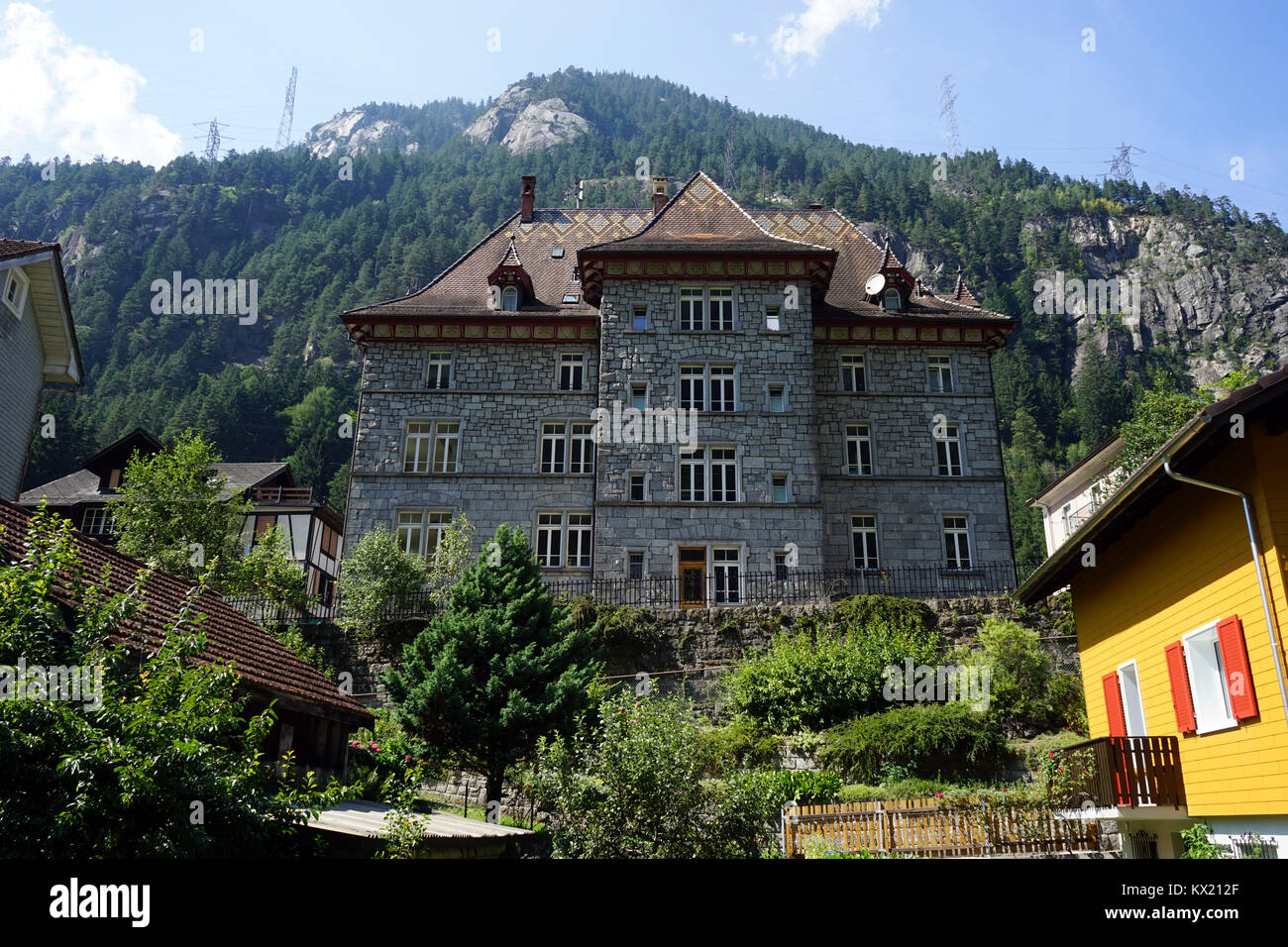 GURTNELLEN, SUISSE - CIRCA AOÛT 2015 maisons près de rock Banque D'Images