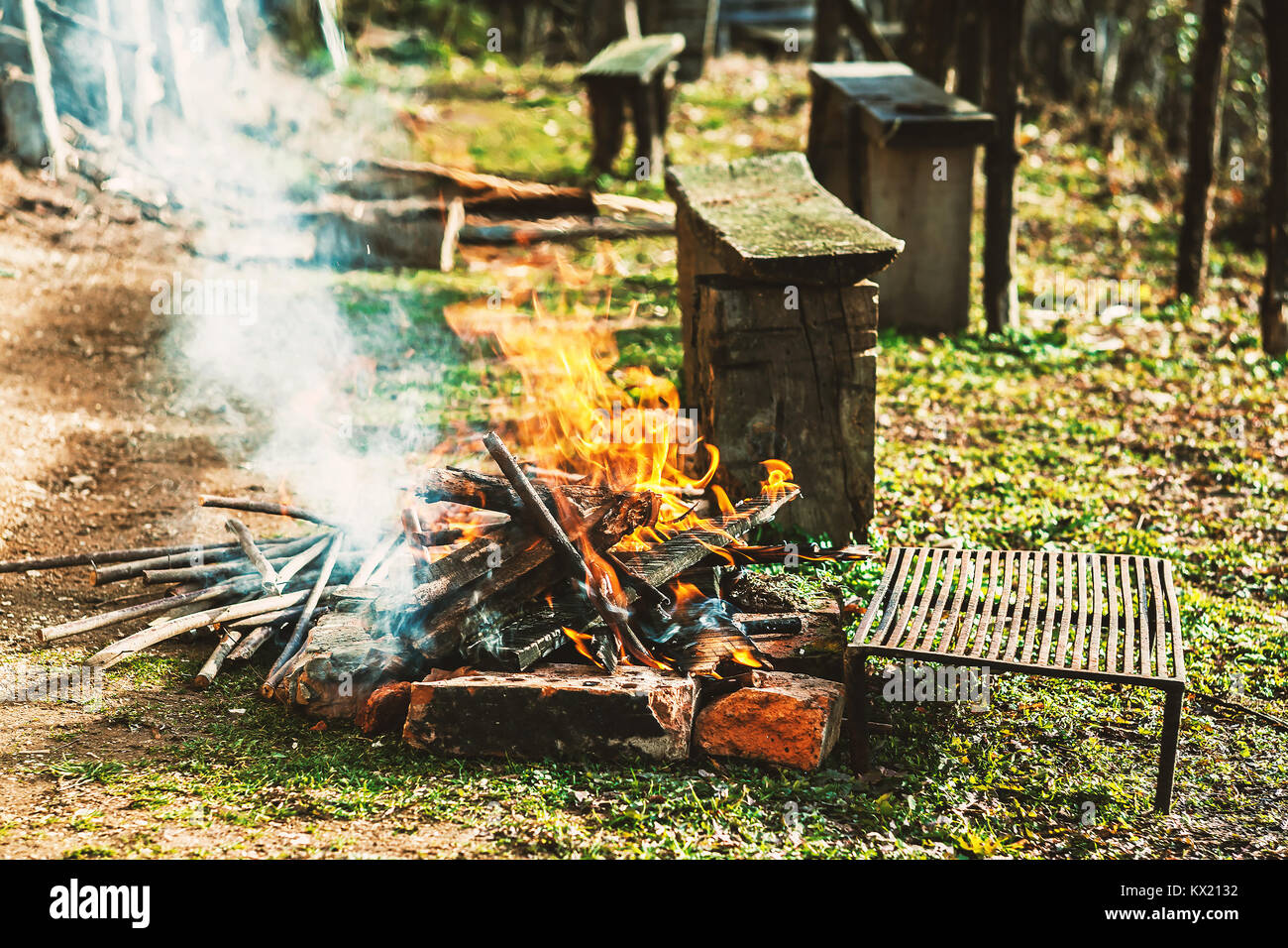 Un feu brûlant pour le barbecue, la partie d'un jardin intérieur, d'un pique-nique de détails. Banque D'Images