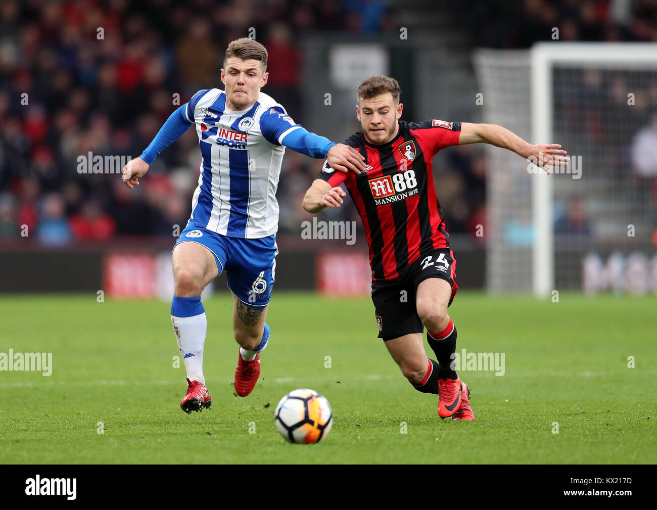 Puissance max. du Wigan Athletic (à gauche) et AFC Bournemouth Ryan Fraser bataille pour la balle au cours de la FA Cup, troisième match à la vitalité Stadium, Bournemouth. Banque D'Images