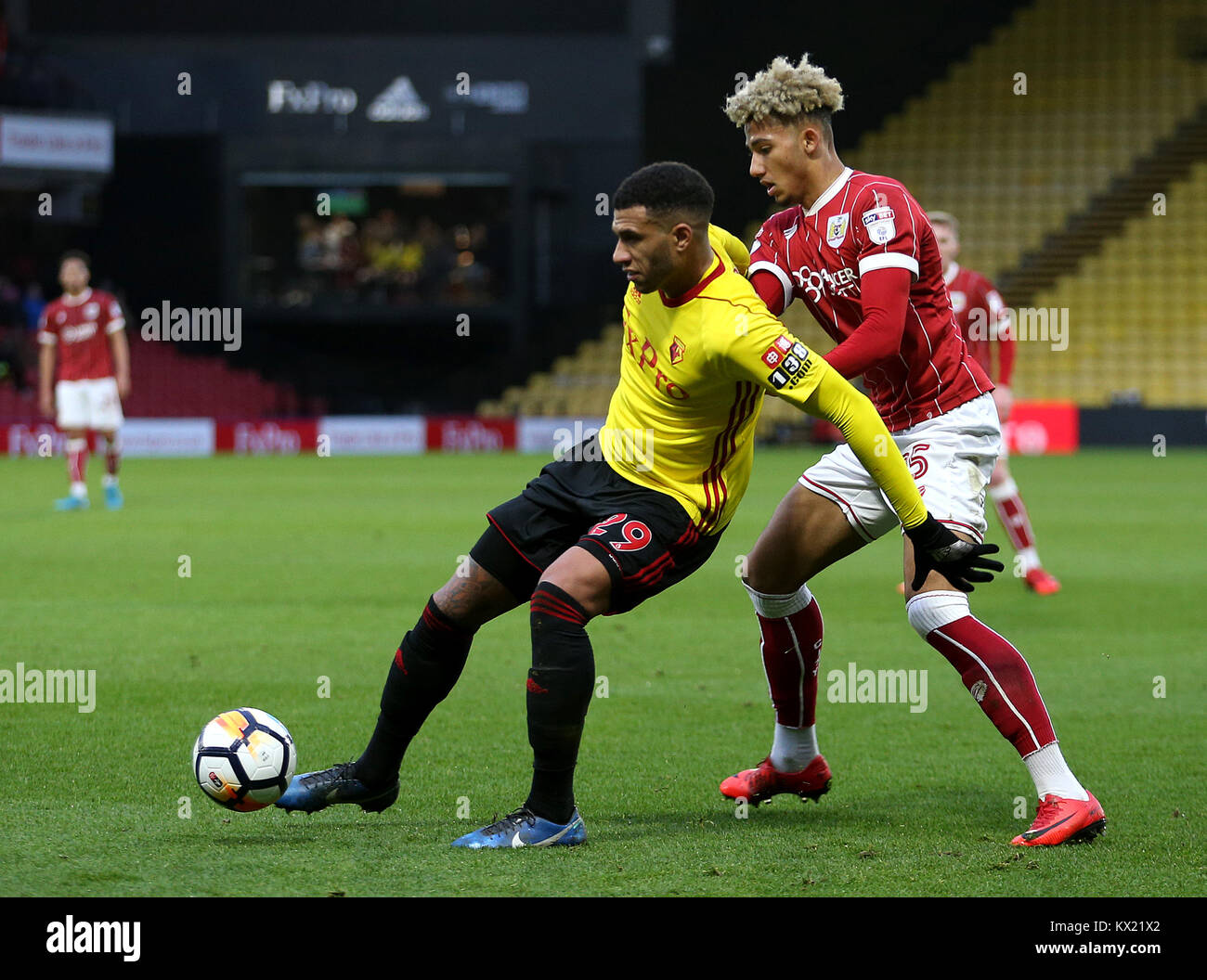 L'Etienne Capoue et Watford Bristol City's Lloyd Kelly en action au cours de la FA Cup, troisième tour match à Vicarage Road, Watford. Banque D'Images