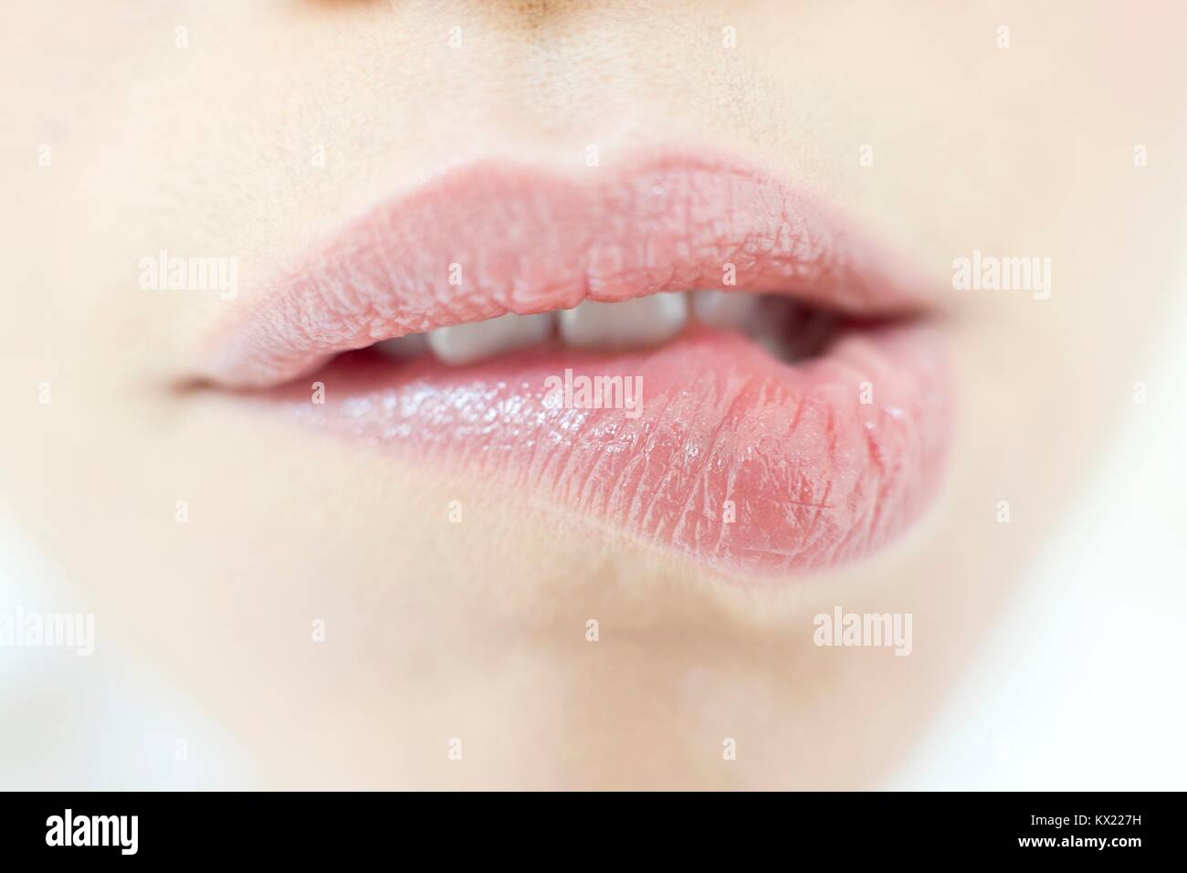 Parution du modèle. Young woman biting lip, Close up. Banque D'Images
